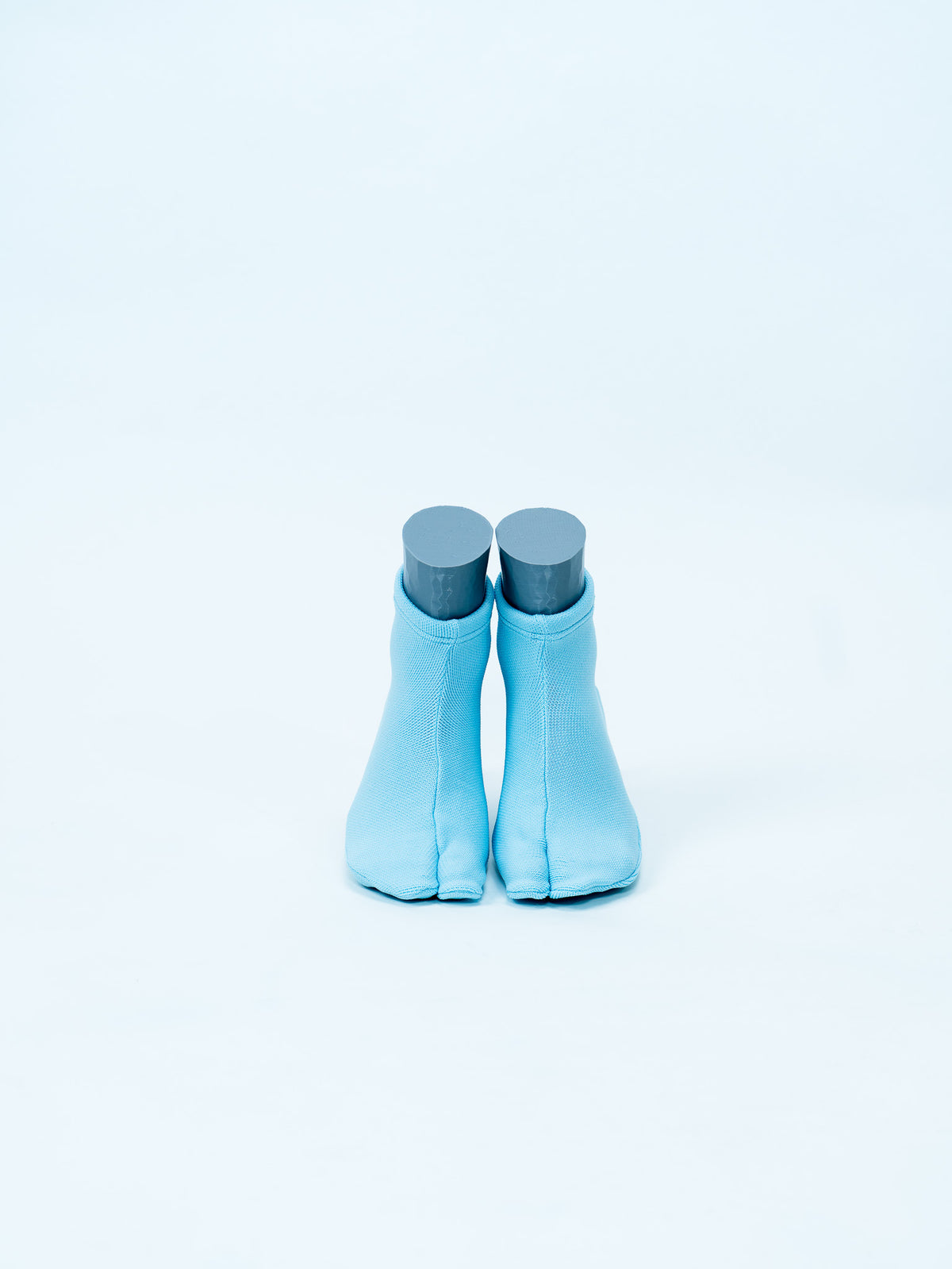 The Knit Tabi Minamo(水面・ライトブルー/シーズナルカラー)|左右一足を正面から|ISAMI