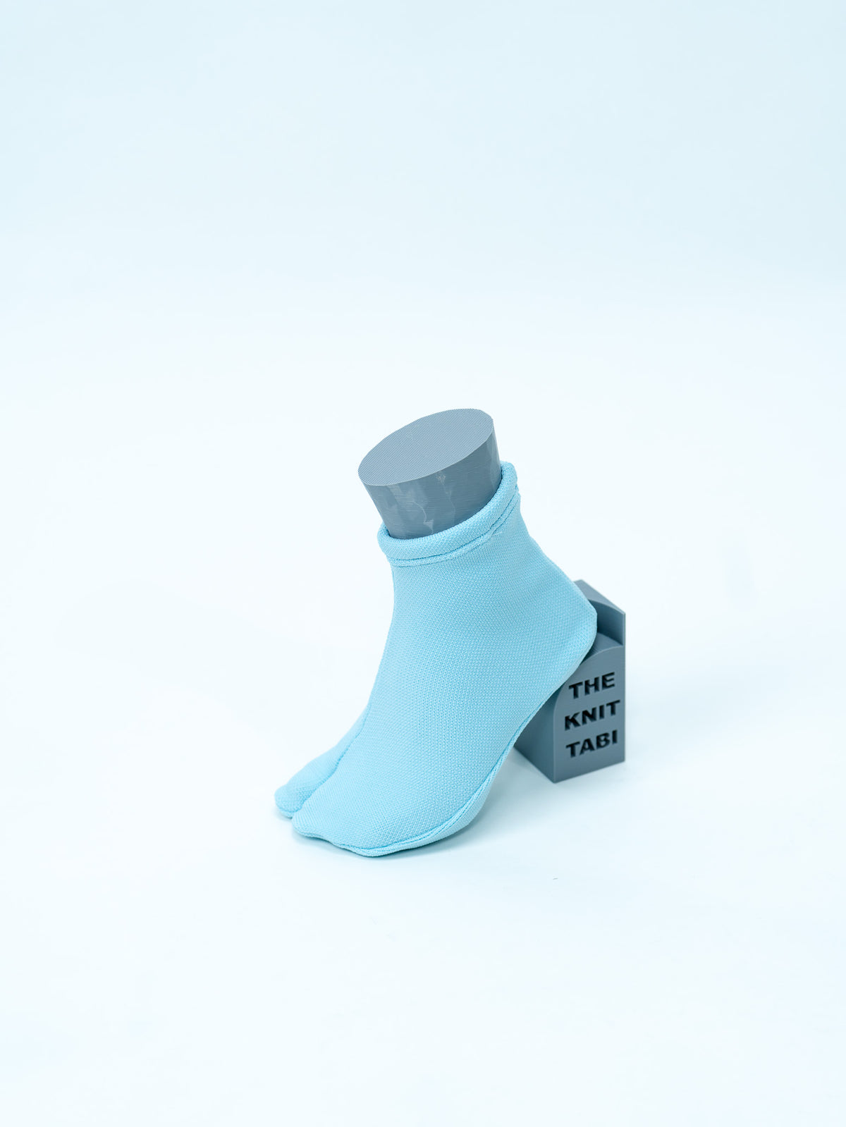 The Knit Tabi Minamo(水面・ライトブルー/シーズナルカラー)|斜め前から・つま先の割れ|ISAMI