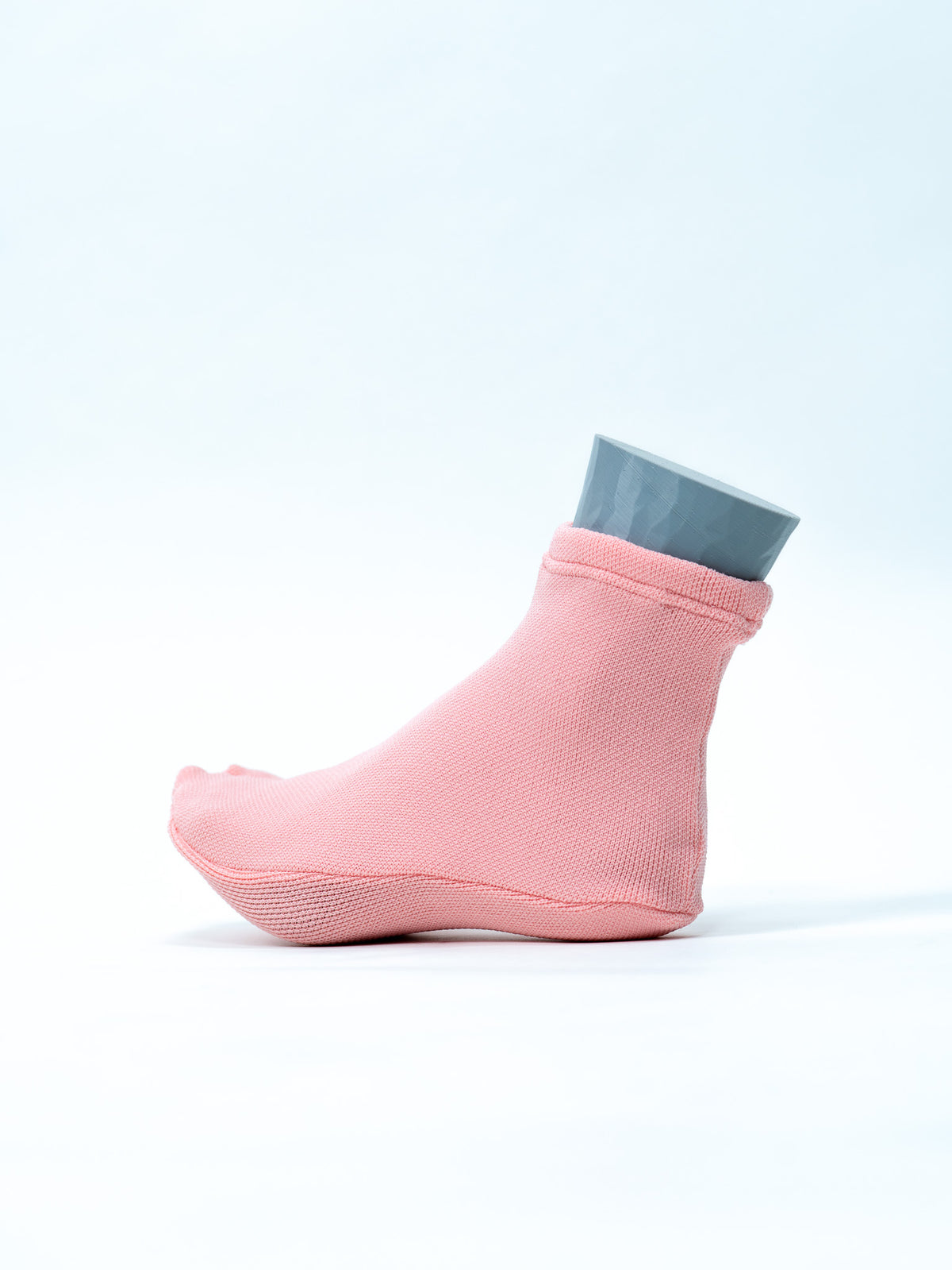 The Knit Tabi Sakura(桜・ピンク/シーズナルカラー)|横から見た全体(足の木型に着用)|ISAMI