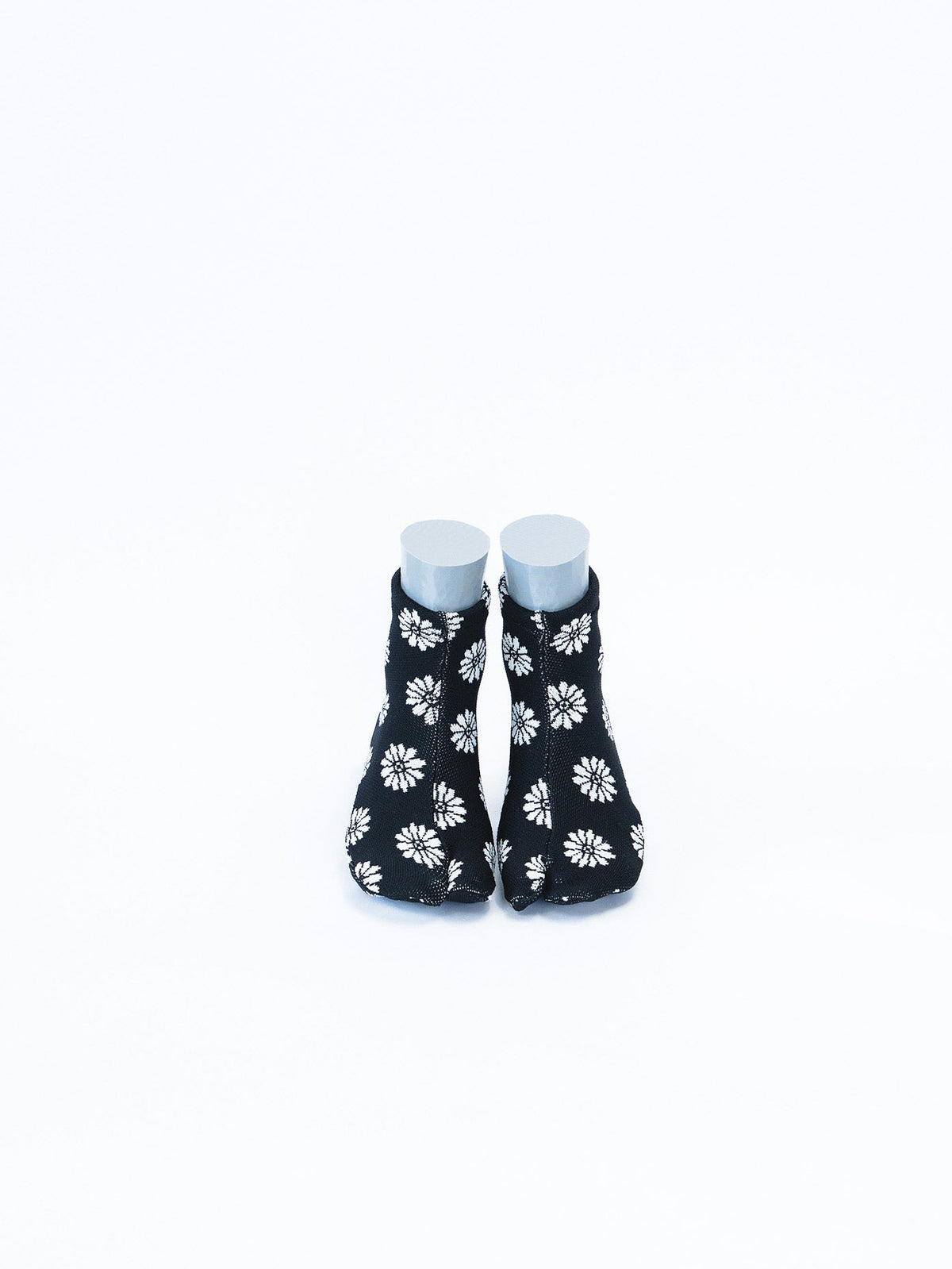 The Knit Tabi Kiku Black(菊・黒地に白の菊)|左右一足を正面から|ISAMI