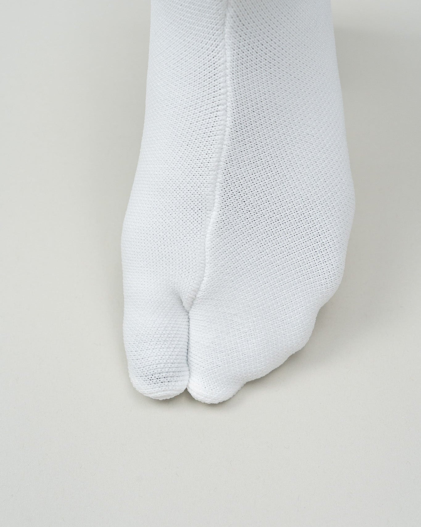 The Knit Tabi ホワイト|足袋のように仕立てた新しいジャンルのニット足袋|ISAMI
