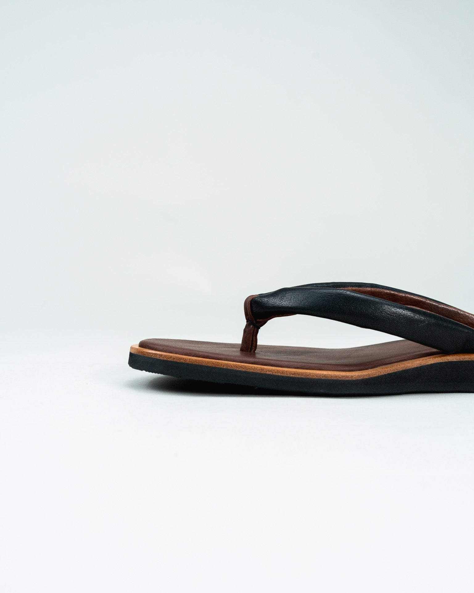 TUっKAKE|栃木レザー鼻緒×Vibramソールの足袋サンダル|ISAMI
