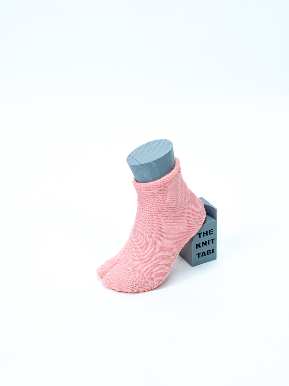 The Knit Tabi Sakura（桜・ピンク／シーズナルカラー）｜斜め前から・つま先の割れ｜ISAMI