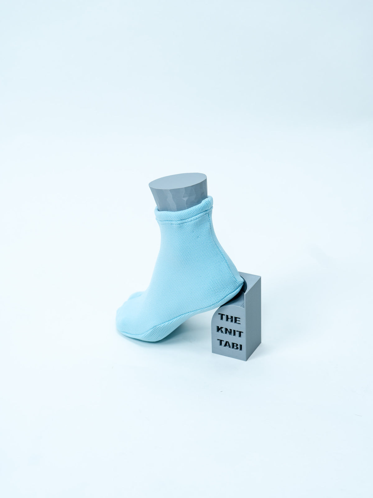 The Knit Tabi Minamo（水面・ライトブルー／シーズナルカラー）｜斜め後ろから・かかと側｜ISAMI