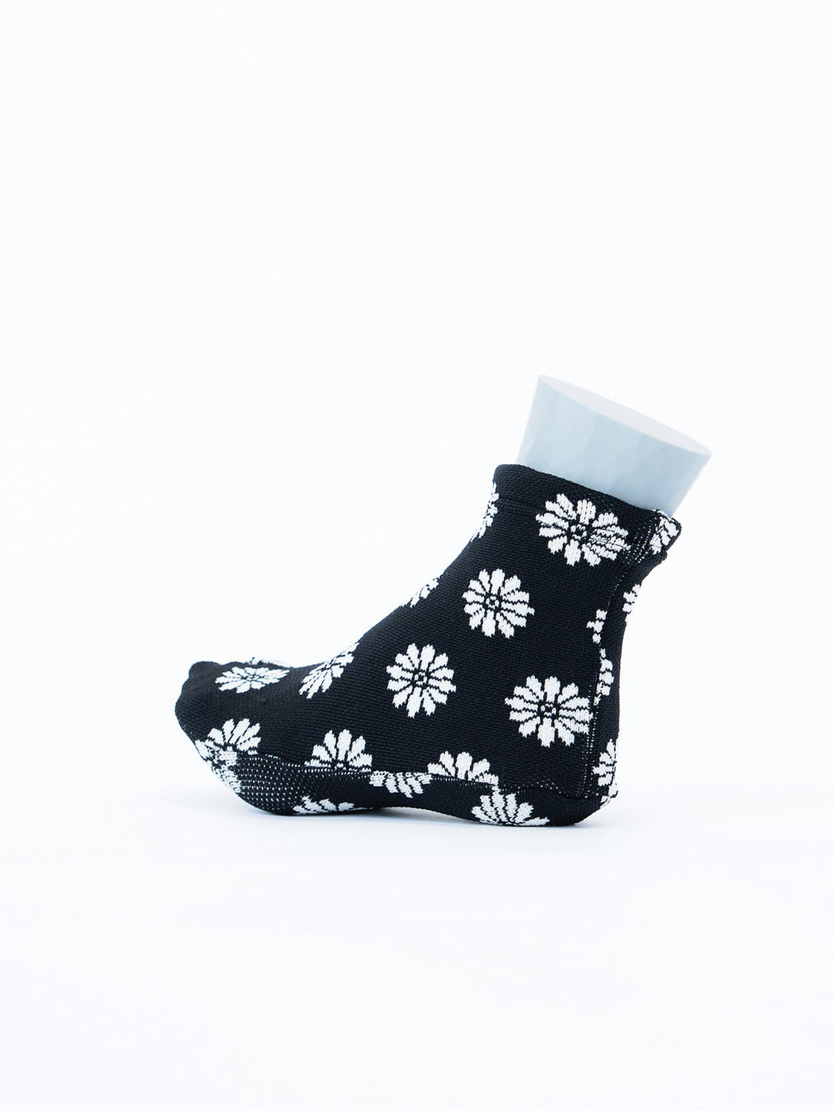 The Knit Tabi Kiku Black（菊・黒地に白の菊）｜横から見た全体（足の木型に着用）｜ISAMI
