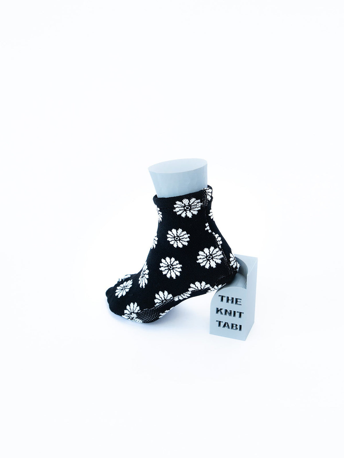 The Knit Tabi Kiku Black（菊・黒地に白の菊）｜斜め後ろから・かかと側｜ISAMI