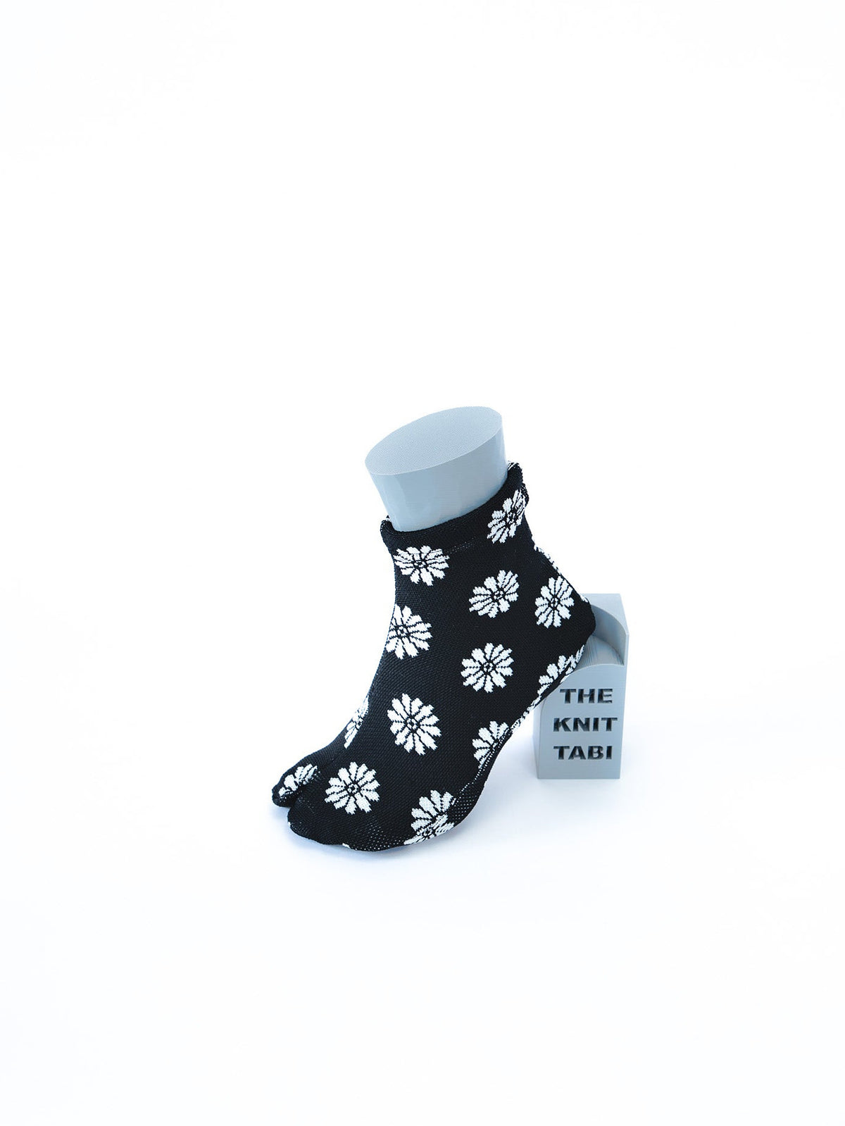 The Knit Tabi Kiku Black（菊・黒地に白の菊）｜斜め前から・つま先の割れ｜ISAMI
