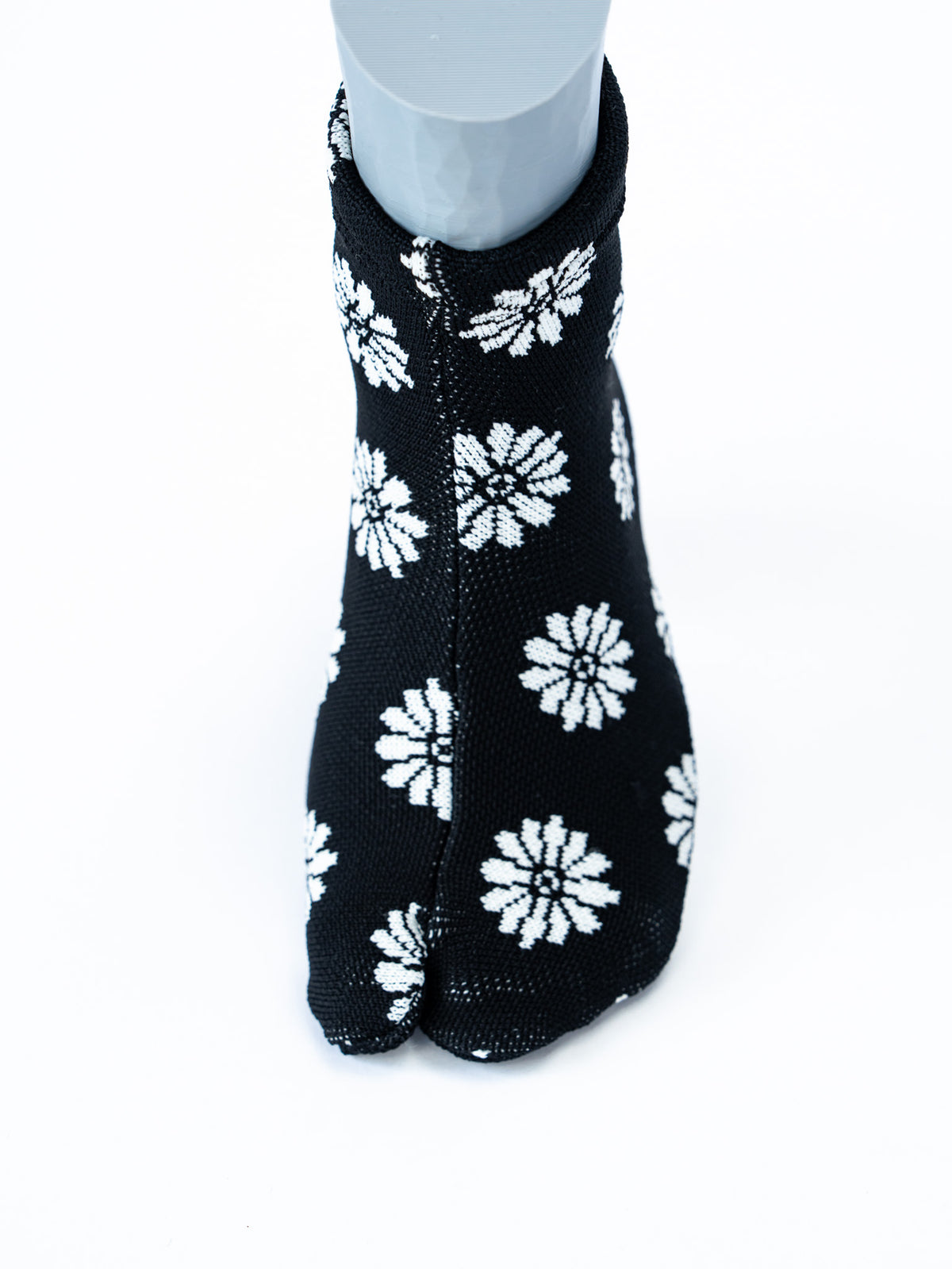 The Knit Tabi Kiku Black（菊・黒地に白の菊）｜つま先の割れを正面からアップ｜ISAMI
