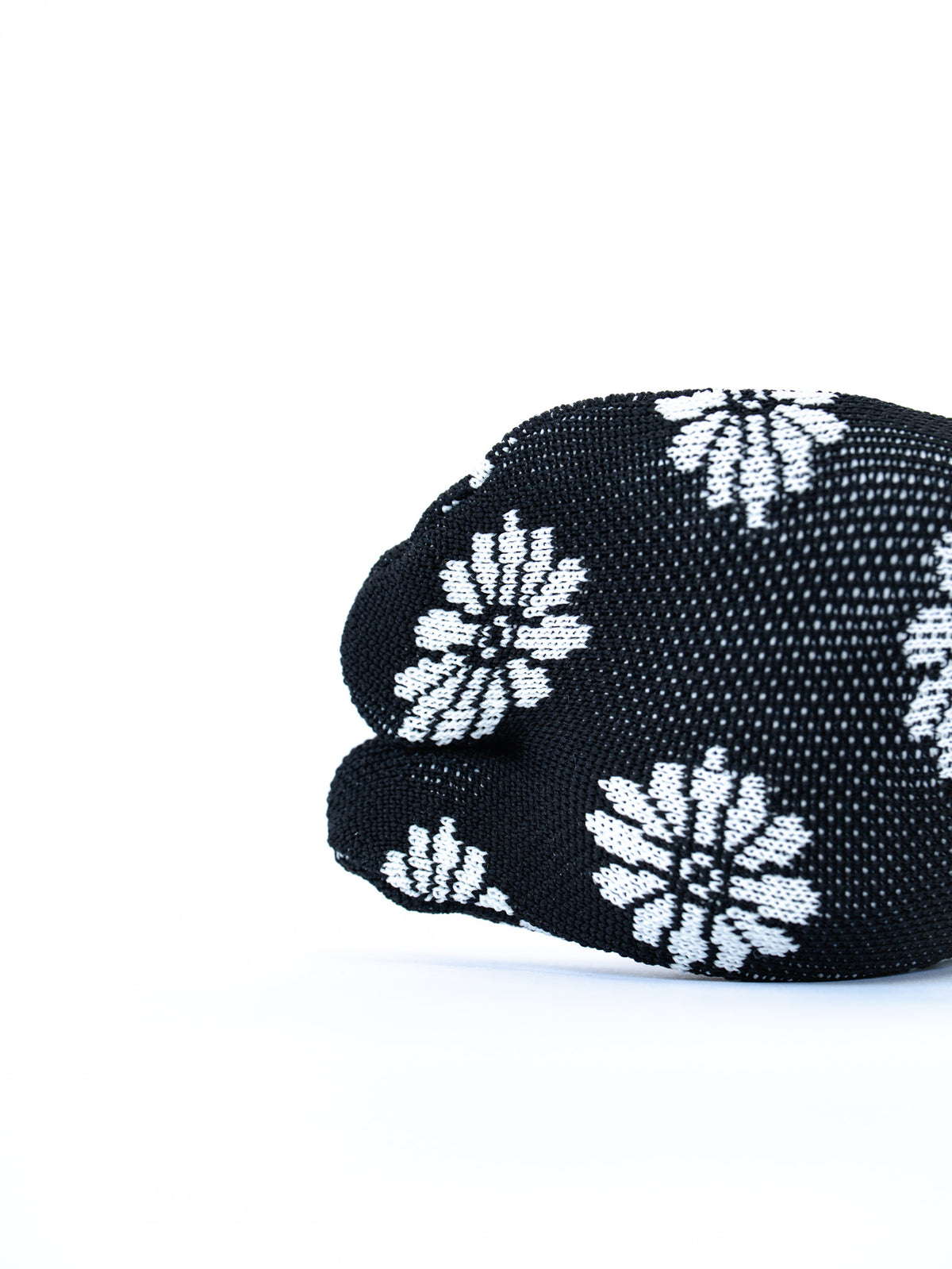 The Knit Tabi Kiku Black（菊・黒地に白の菊）｜つま先の割れを横からアップ｜ISAMI