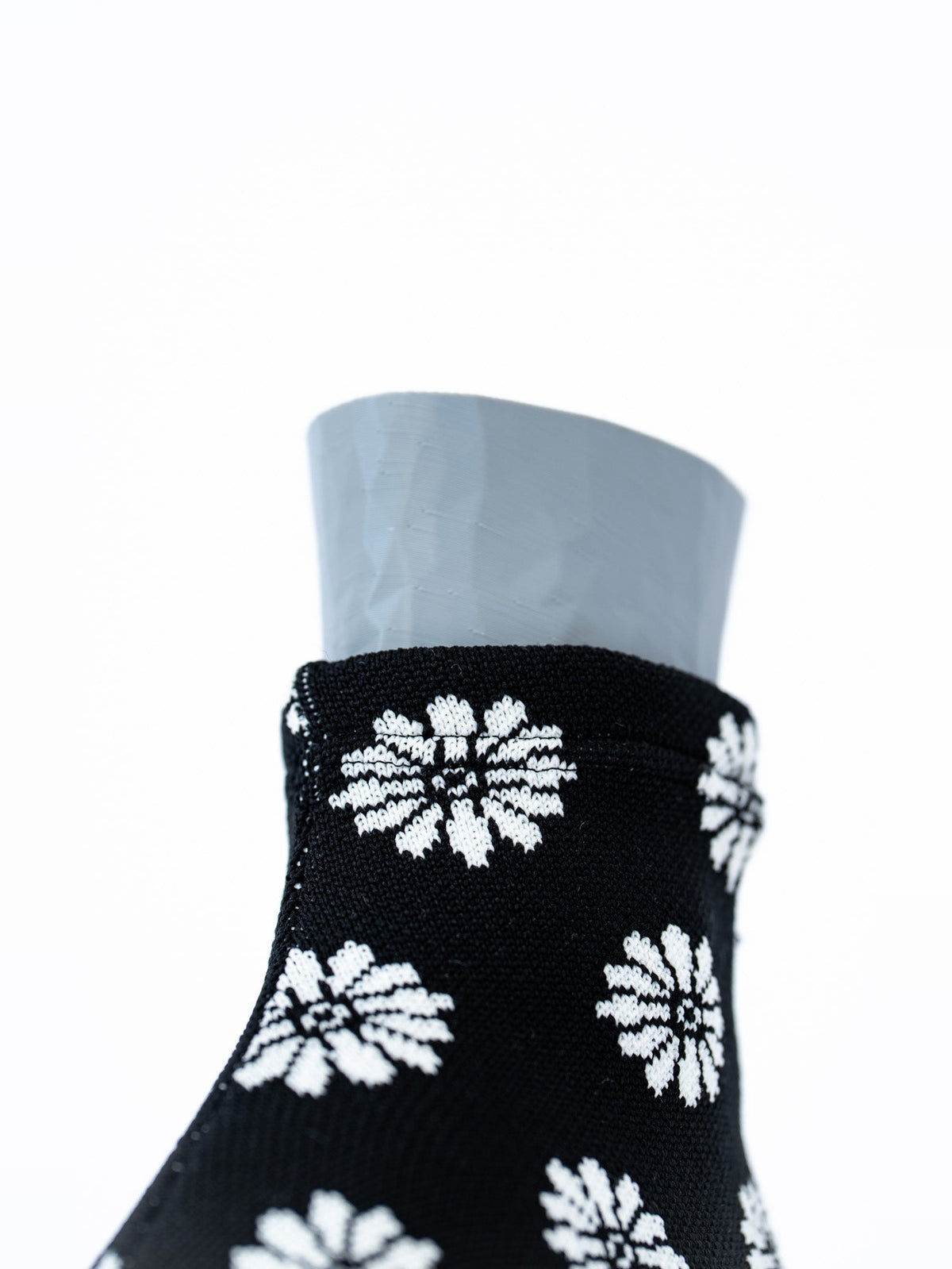 The Knit Tabi Kiku Black（菊・黒地に白の菊）｜履き口アップ｜ISAMI