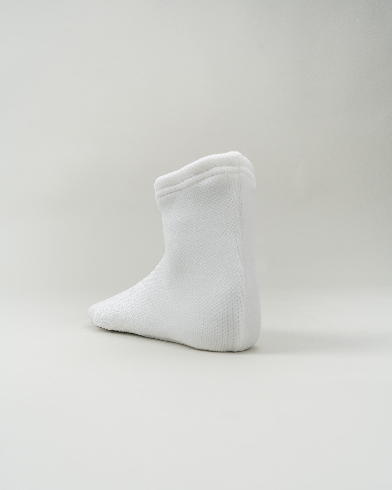 The Knit Tabi ホワイト｜足袋のように仕立てた新しいジャンルのニット足袋｜ISAMI