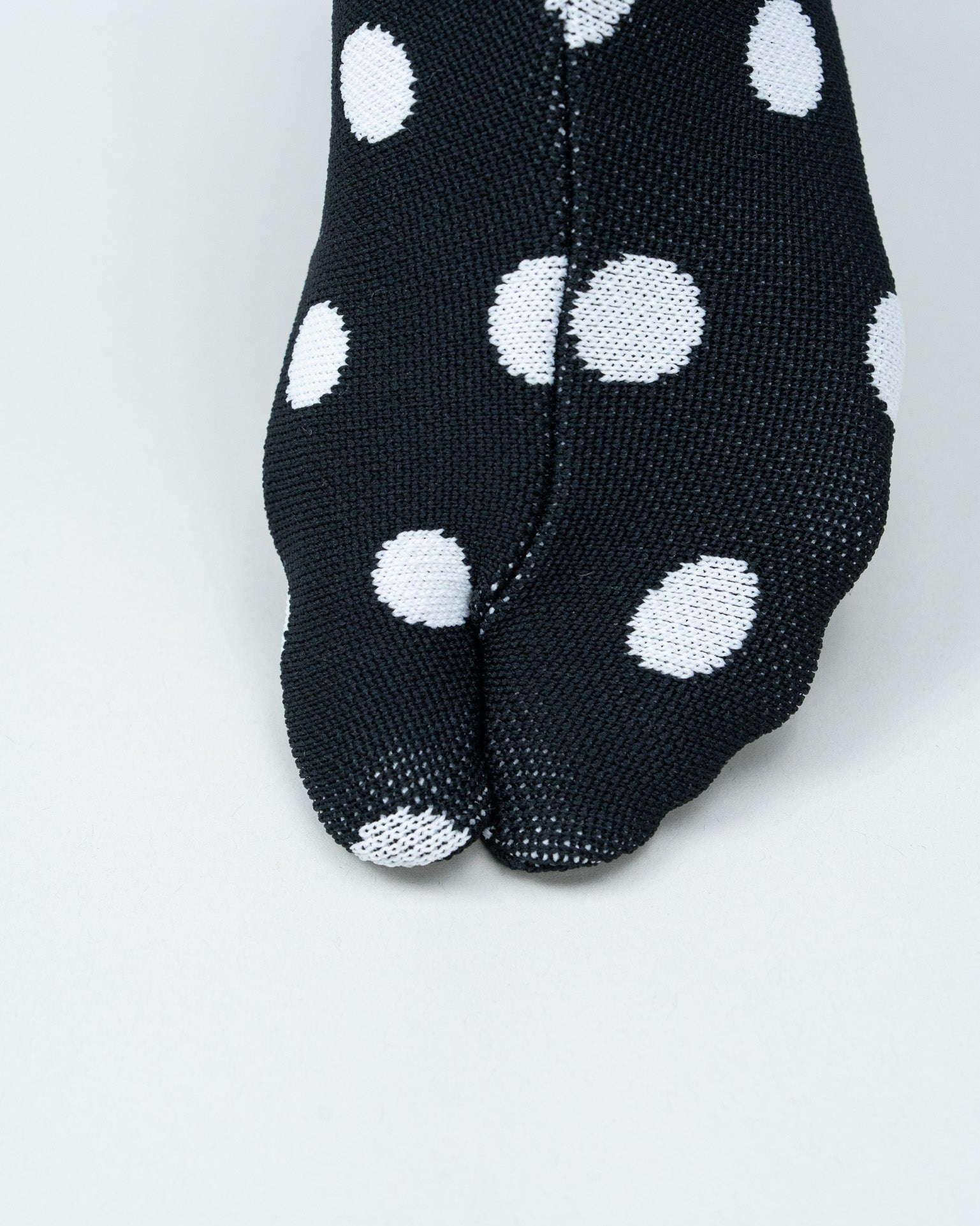 The Knit Tabi 白ドット｜足袋のように仕立てた新しいジャンルのニット足袋｜ISAMI