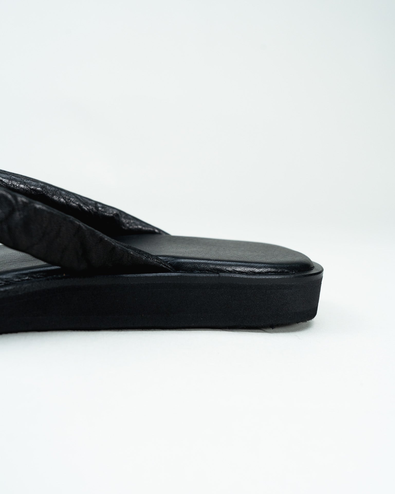 TUっKAKE｜栃木レザー鼻緒×Vibramソールの足袋サンダル｜ISAMI