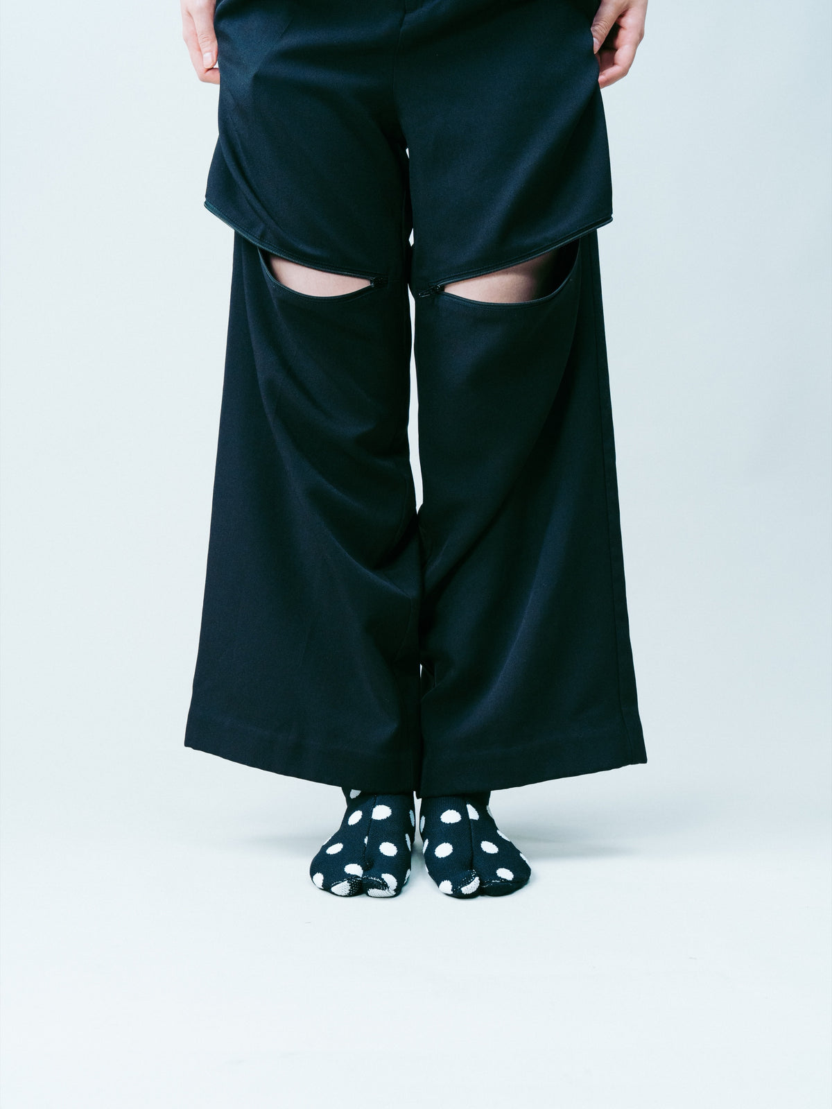 The Knit Tabi White Dot の着用イメージ｜ワイドパンツ合わせ — ISAMI
